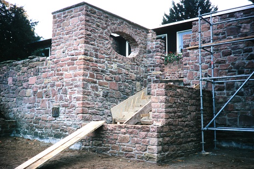 Die Ufermauern des Frauen-Rosenhofs im Rohbau1995
